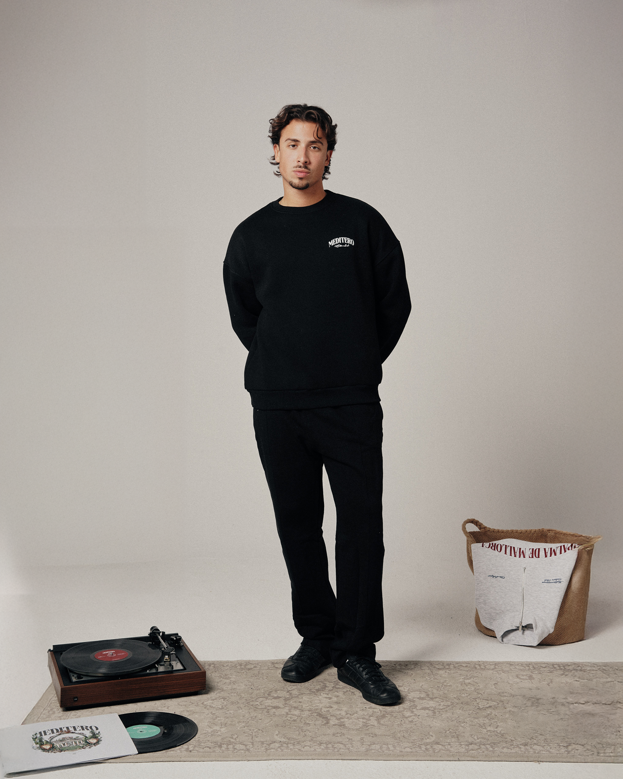 MEDITERO CREWNECK - BLACK