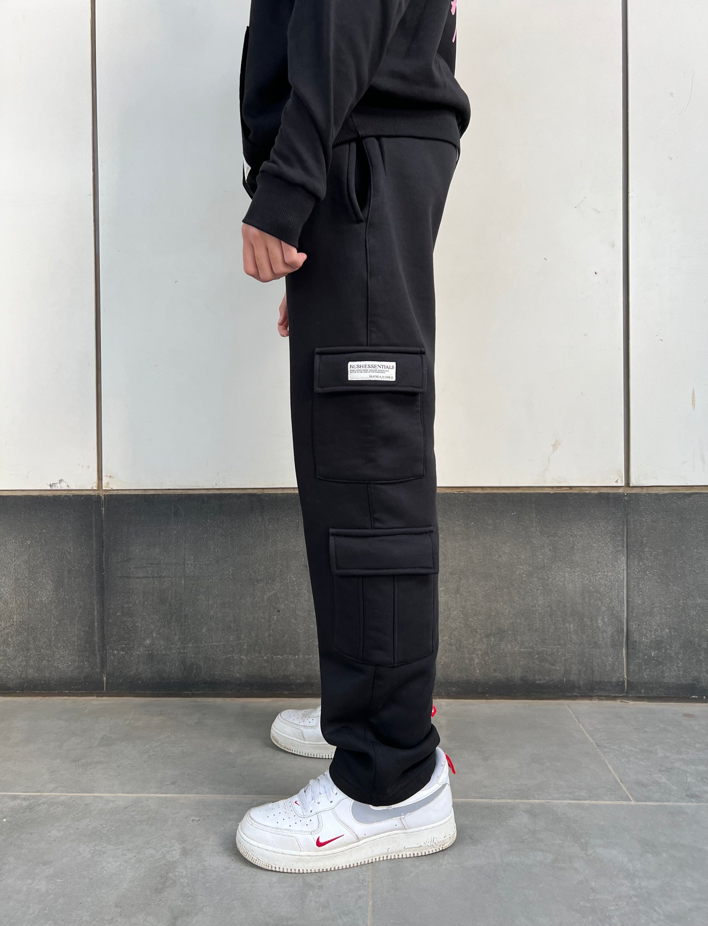 BLACK CARGO SWEATPANTS